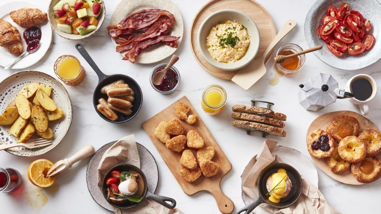 The Star Grand Hotel And Residences Sydney Exterior foto A selection of breakfast items